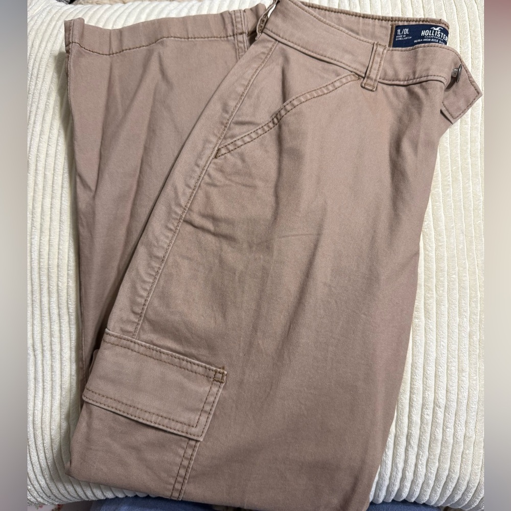 Hollister Women’s Beige Cargo Pants